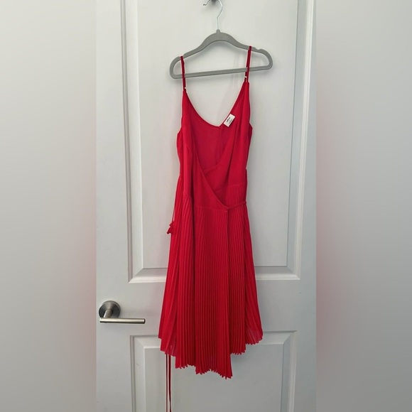 aritzia Wilfred Beaune Mini Dress size M as new. Wrap. Adjusts on the body - Picture 3 of 3